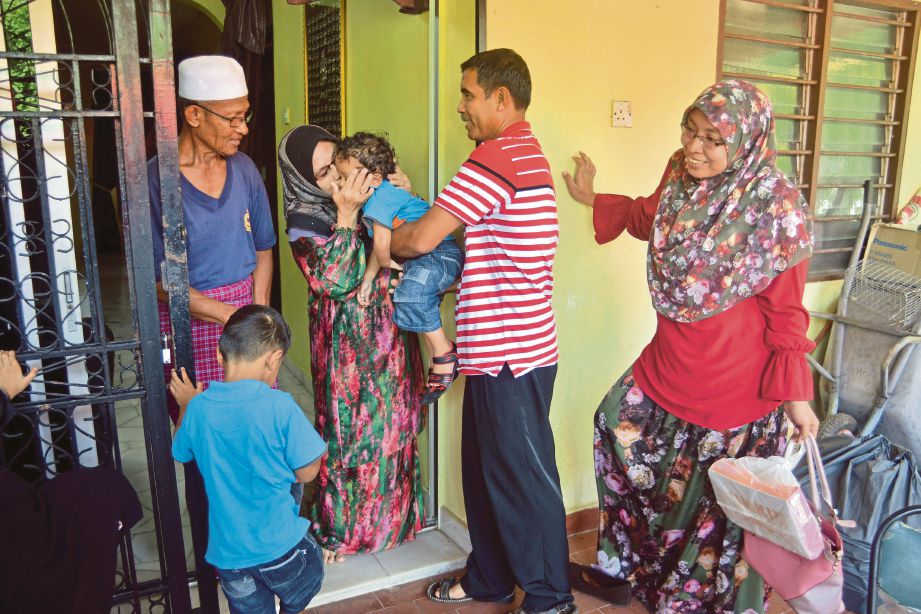 Nur Zuhairah (kanan) bersama keluarga gembira dapat berbuka puasa bersama ibu dan bapanya.  