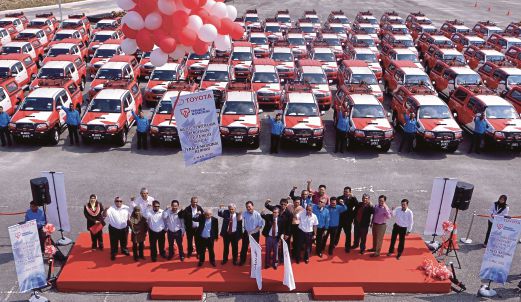 100 unit kereta Toyota Hilux untuk kegunaan pekerja di seluruh negara. 