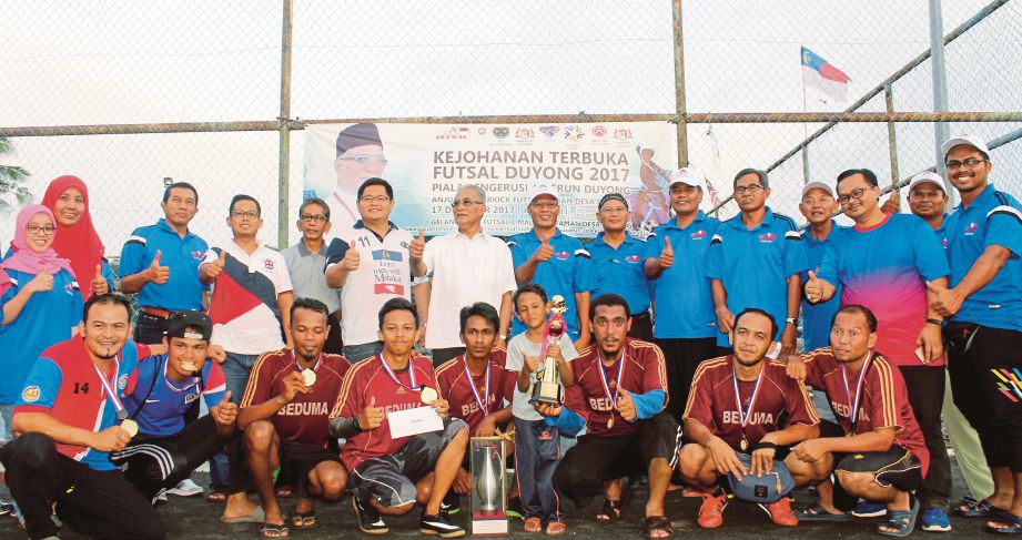 PEMAIN Beduma FC bergambar bersama hadiah dan piala dimenangi.