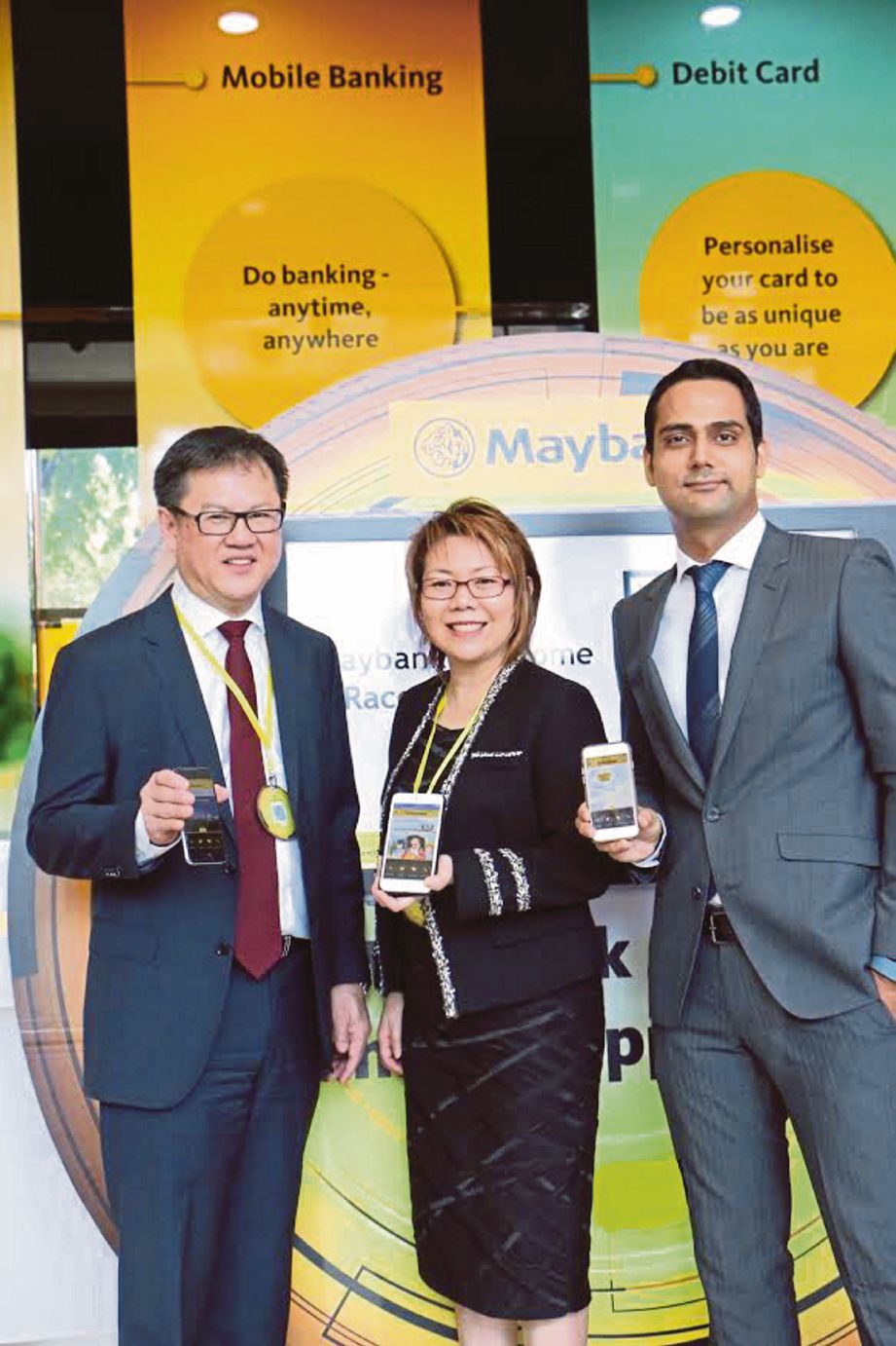 Lim (kiri) bersama Ketua Pegawai Eksekutif Maybank Kemboja, Cynthia Liaw dan Ketua Pembayaran Maya Maybank Kemboja, Swapnil Deshmukh pada pelancaran aplikasi perbankan mudah alih Maybank. 
