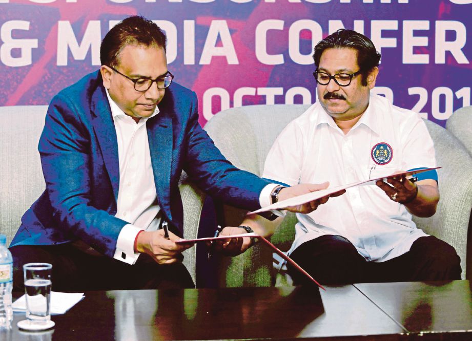  SUBAHAN  (kanan) bersama Pengarah Komunikasi QNET, Kuna Senathirajah bertukar dokumen perjanjian pada sidang media pengumuman QNET sebagai penaja utama kejohanan Trofi Juara-Juara Asia 2016.