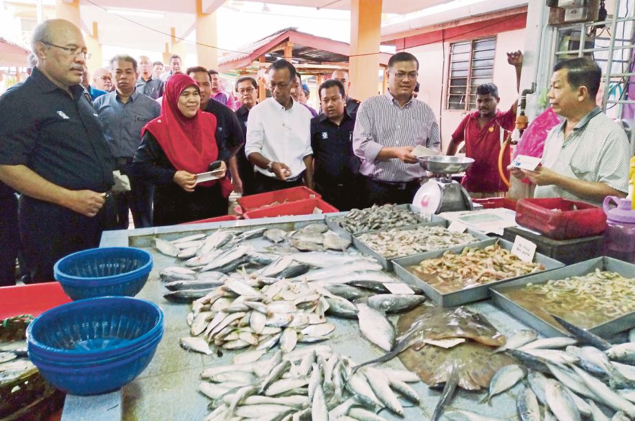 DR Shamsul (dua dari kanan) membuat tinjauan di Pasar Awam Lenggong sempena Program Kepenggunaan KPDNKK Perak.