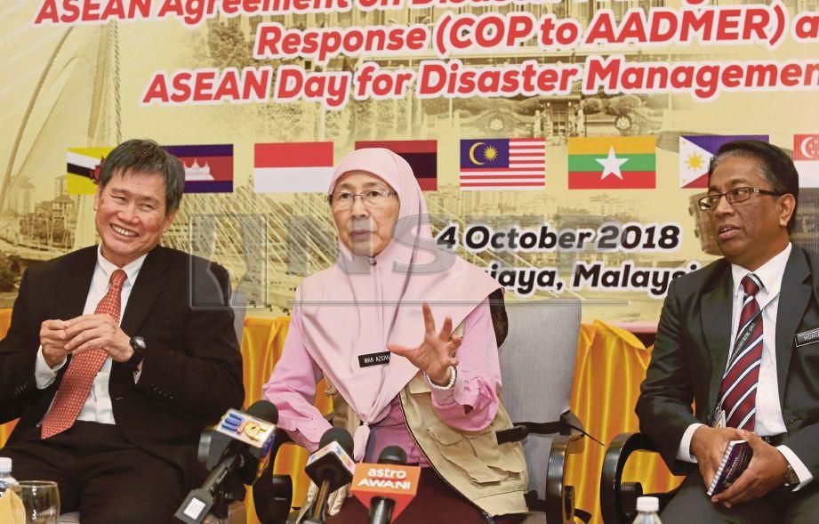 DR Wan Azizah pada sidang media selepas Mesyuarat Menteri-Menteri ASEAN. Hadir sama,  Setiauasaha Agung ASEAN, Datuk Lim Jock Hoi dan Ketua Pengarah NADMA, Datuk Mohtar Mohd Abd Rahman (kanan). 
