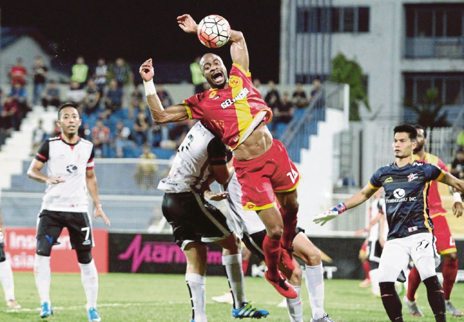 Pemain Selangor, Ugochukwu Ukah (dua kanan) cuba menanduk bola melepasi asakan pemain T-Team, Wan Ahmad Amirzafran (dua kiri). 