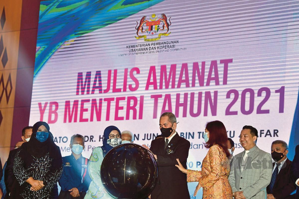 DR Wan Junaidi (empat dari  kanan) menyampaikan amanat pada Majlis Amanat dan Pelancaran Hala Tuju Medac bagi 2021 di Putrajaya, semalam.  