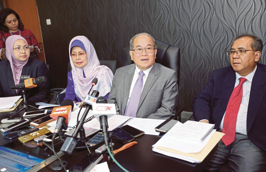  Douglas  (tengah) mempengerusikan Mesyuarat Wabak Penyakit Rabies di Wisma Bapa Malaysia. 
