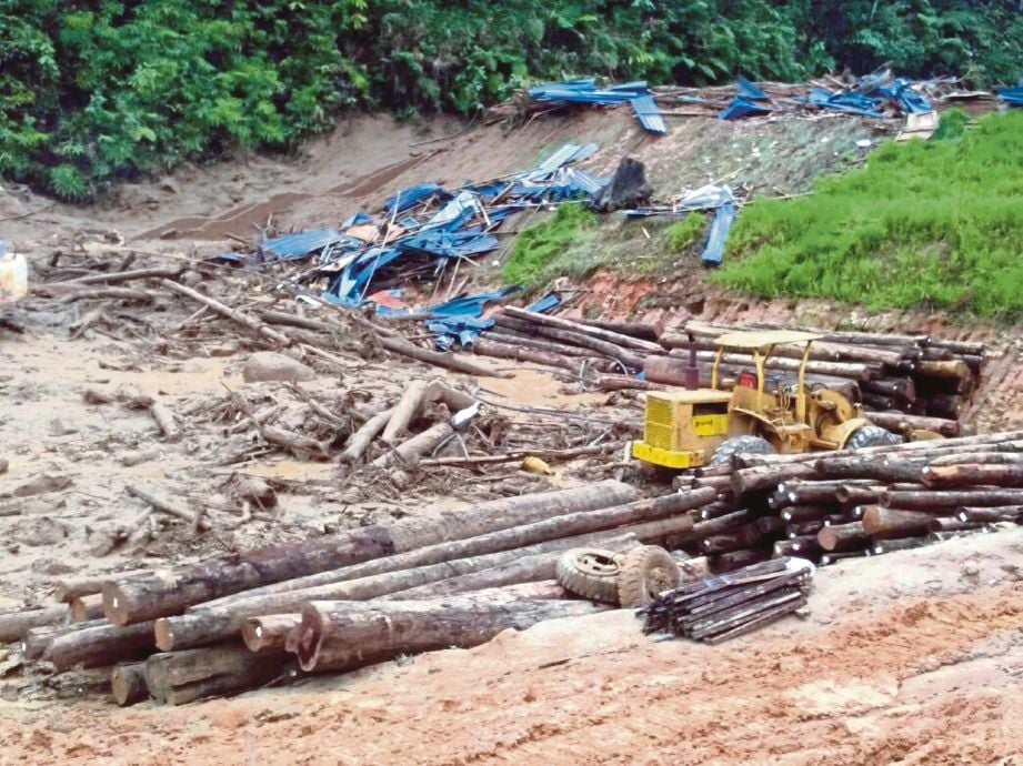 KEADAAN rumah kongsi pekerja yang hancur dilanda hakisan lumpur dari bukit berhampiran di Jalan Gua Musang-Lojing. 