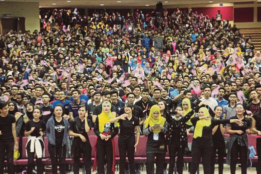 Sebahagian daripada 4,000 pelajar UPSI menyanyikan 10 lagu patriotik tanpa henti  di Dewan Besar, Kampus Sultan Azlan Shah.
