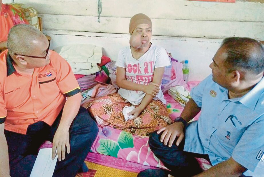  ABDUL Azeez  (kanan) melawat Zarina  di Kampung Lalang, Siong, Baling. 