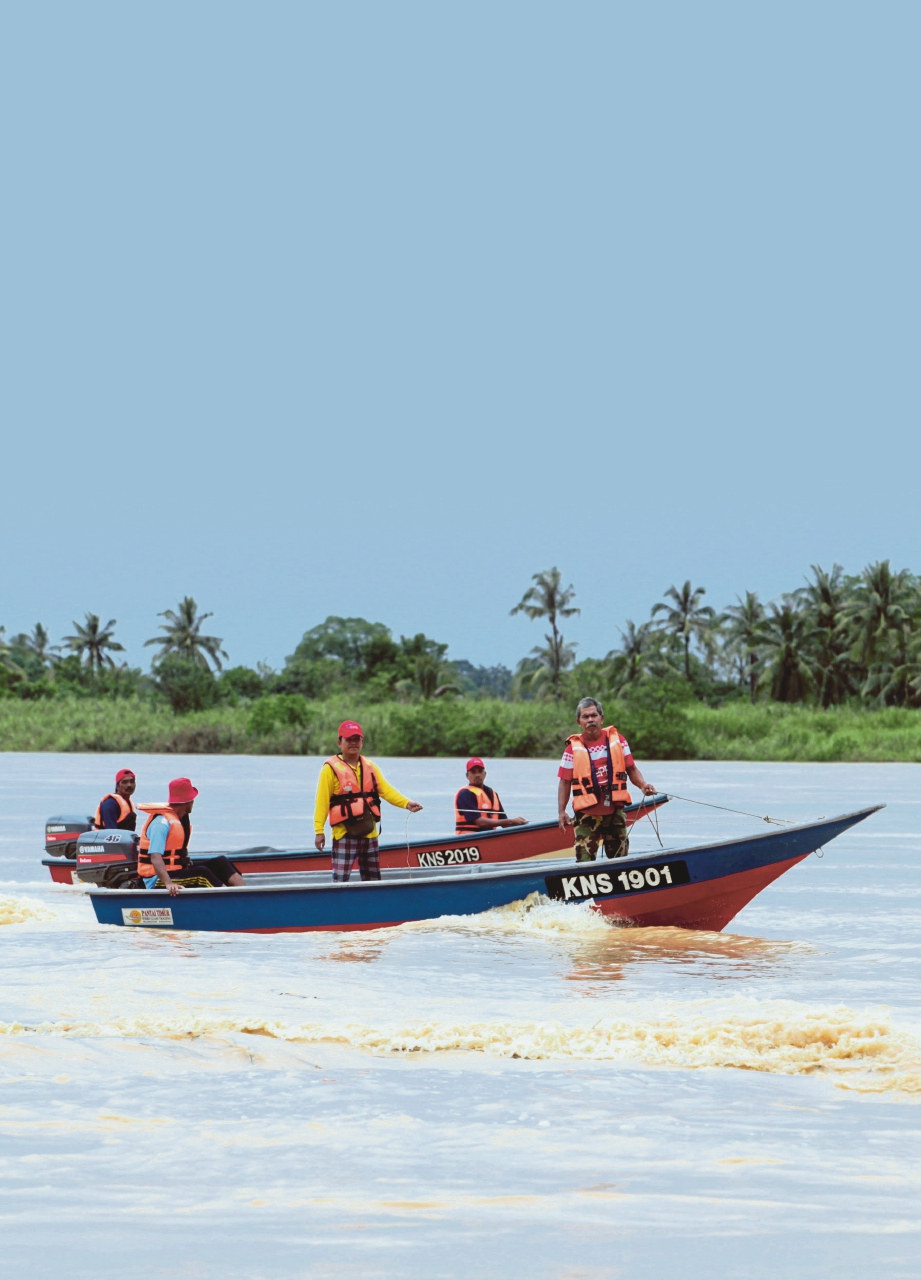 KERJA mencari dan menyelamat    di Sungai Kelantan dekat Kampung Laut. 