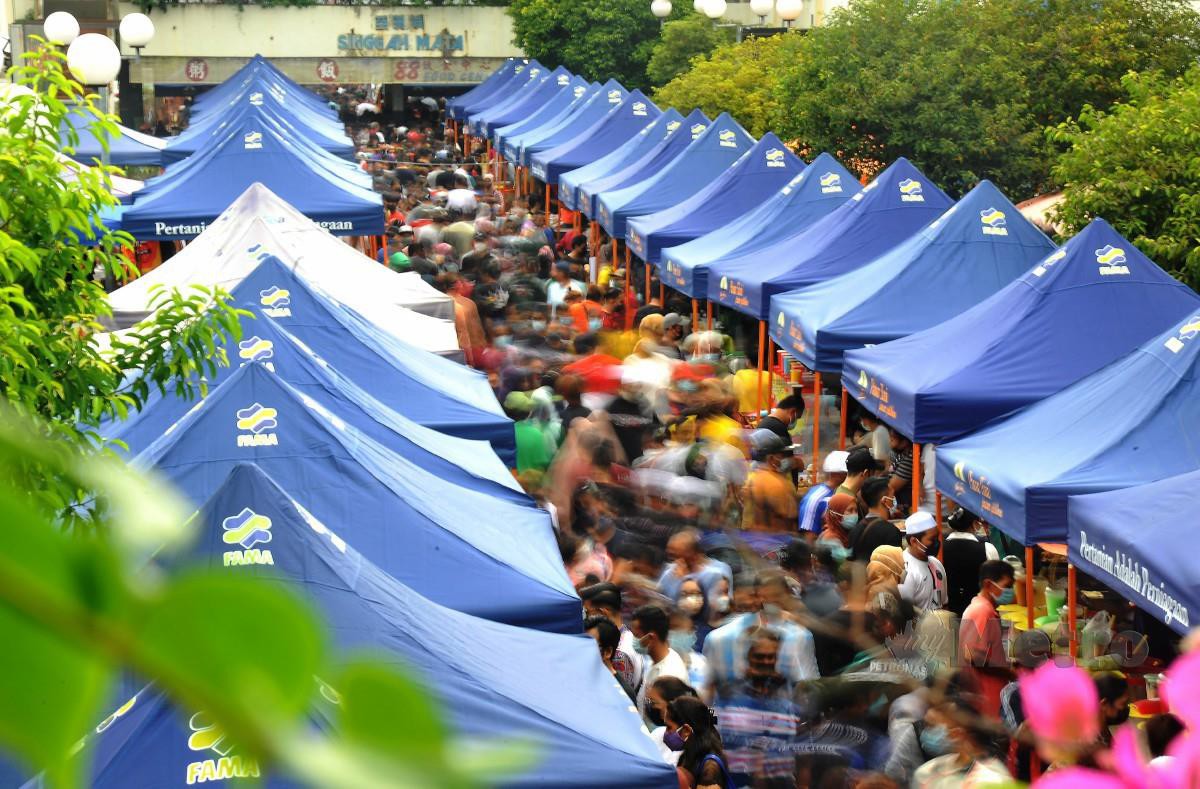 Suasana orang ramai mengunjungi tapak bazar ramadan untuk membeli juadah berbuka puasa ketika tinjauan di Singgah Mata, Asia City, semalam. FOTO MOHD ADAM ARININ 