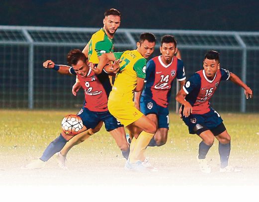PEMAIN  JDT II Zaquan Adha Abd Razak (kiri) berebut bola dengan pemain Kedah Muhd Syazwan Tajudin (dua  dari kanan).