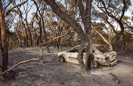 SEBUAH kereta yang rentung selepas terbakar di Adelaide Hills. 