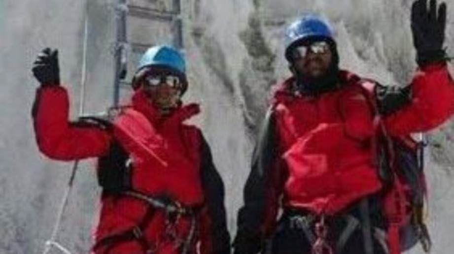 RATHOD  (kanan) dan isterinya mendakwa mereka berjaya tiba  di puncak Everest.