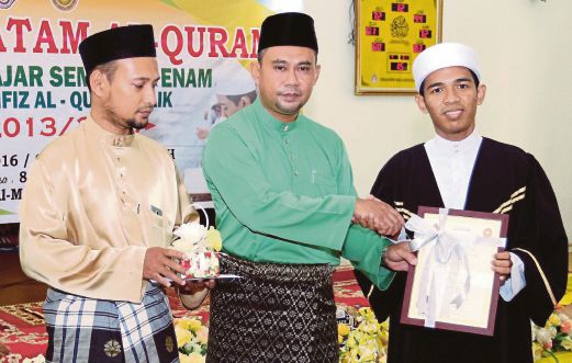  MOHD Sukeri  (tengah) menyampaikan sijil dan wang tunai kepada Muhamad Zulshuhaifi.