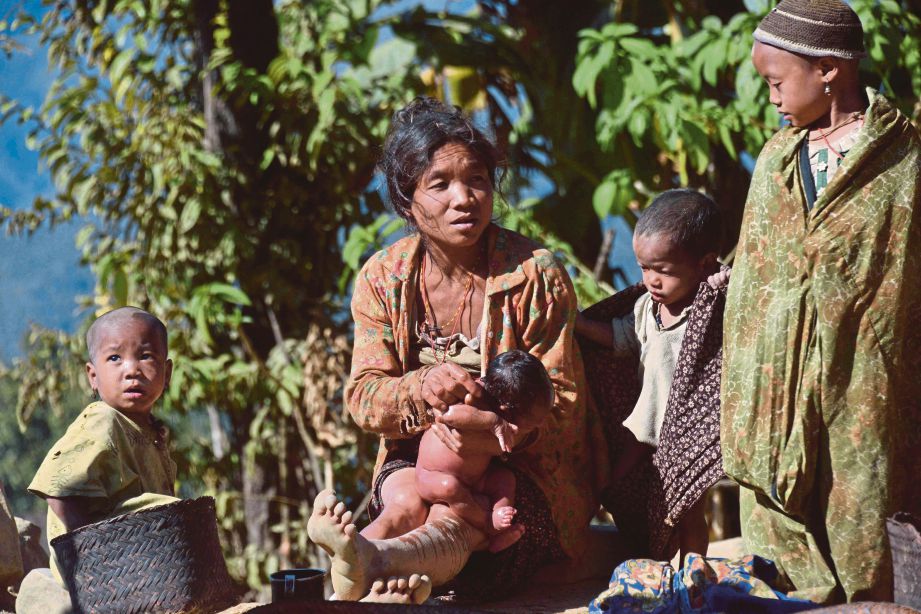 GAMBAR fail, seorang wanita etnik Naga memandikan anaknya di Lahal. - AFP