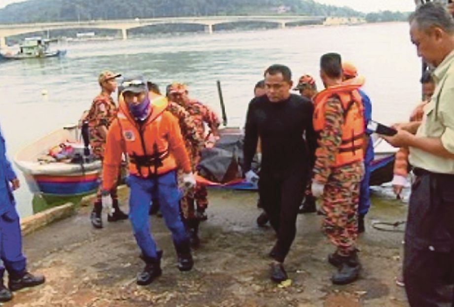 MAYAT Mohd Nazri  dibawa ke Bilik Forensik Hospital Dungun untuk siasatan lanjut.