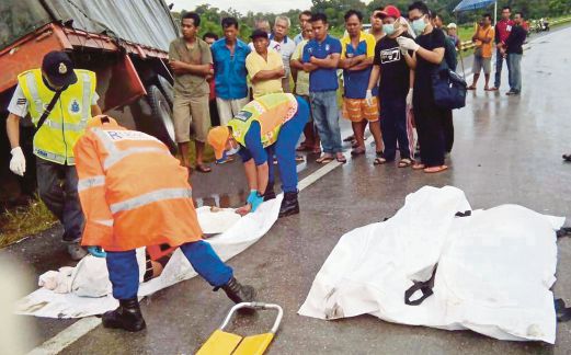 MAYAT tiga mangsa kemalangan dialih ke tepi jalan sebelum dihantar ke hospital untuk bedah siasat.