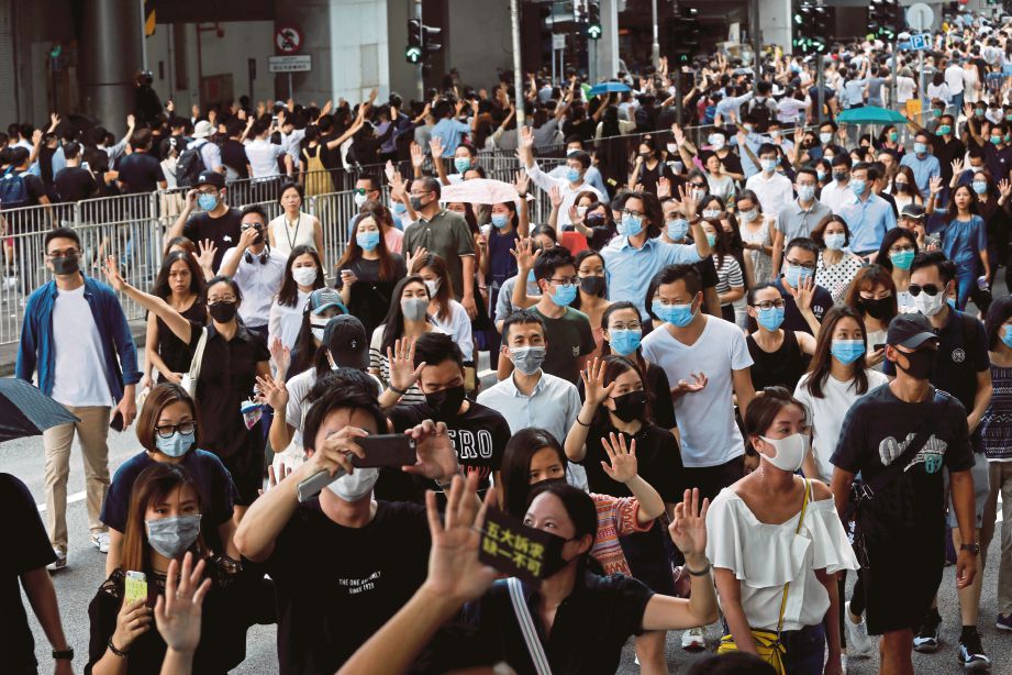 PEKERJA pejabat antikerajaan memakai topeng menghadiri protes. FOTO EPA