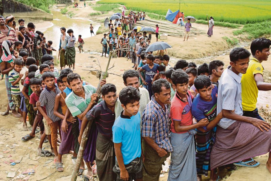 PELARIAN  Rohingya beratur mendapatkan bantuan.
