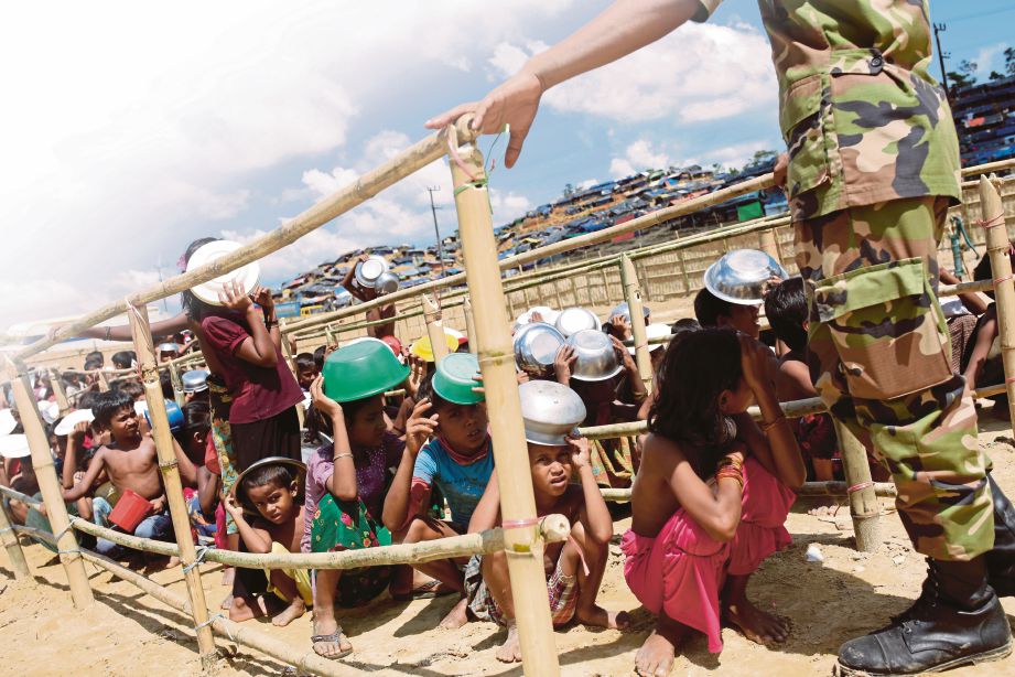 KANAK-kanak Rohingya beratur mengambil bekalan makanan di Cox Bazar, Bangladesh.