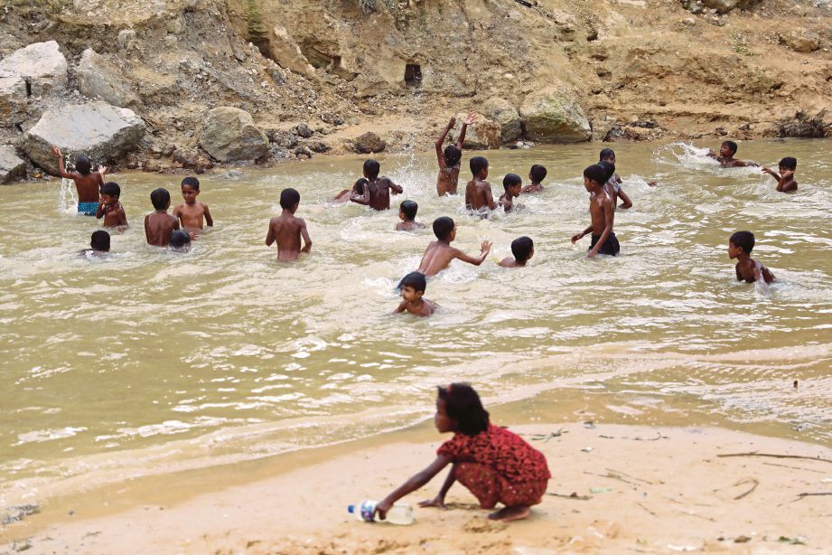KANAK-kanak Rohingya mandi di sungai berdekatan kem pelarian Kutupalang.