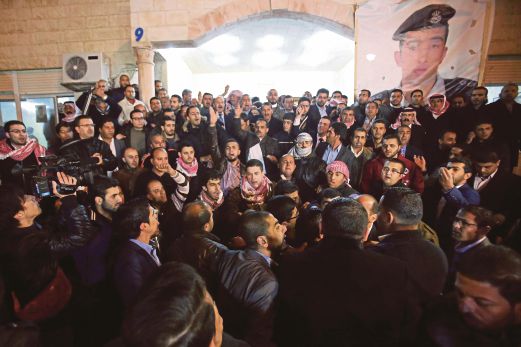 KELUARGA Muath dari puak Karak berkumpul di dewan perhimpunan suku itu di Amman.