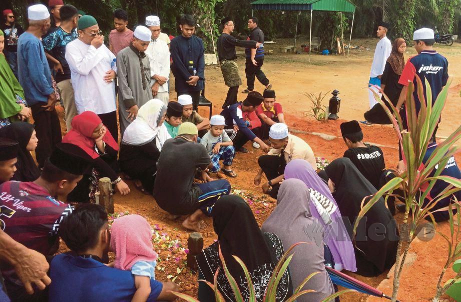 JENAZAH tiga pelajar dikebumikan di Tanah Perkuburan Islam Gugusan Felda Lok Heng, Kota Tinggi.