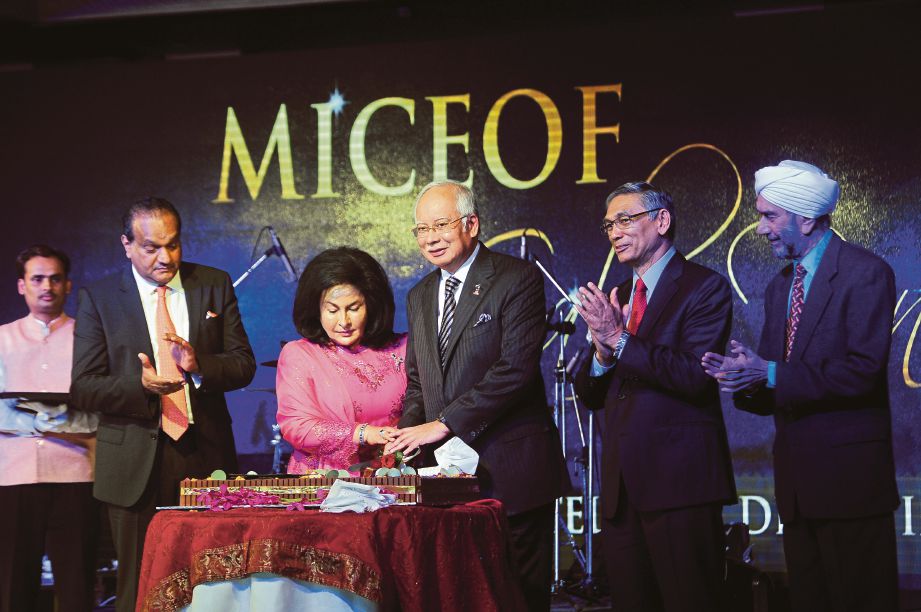 NAJIB bersama Rosmah memotong kek    pada majlis makan malam gala anjuran MICEOF. 