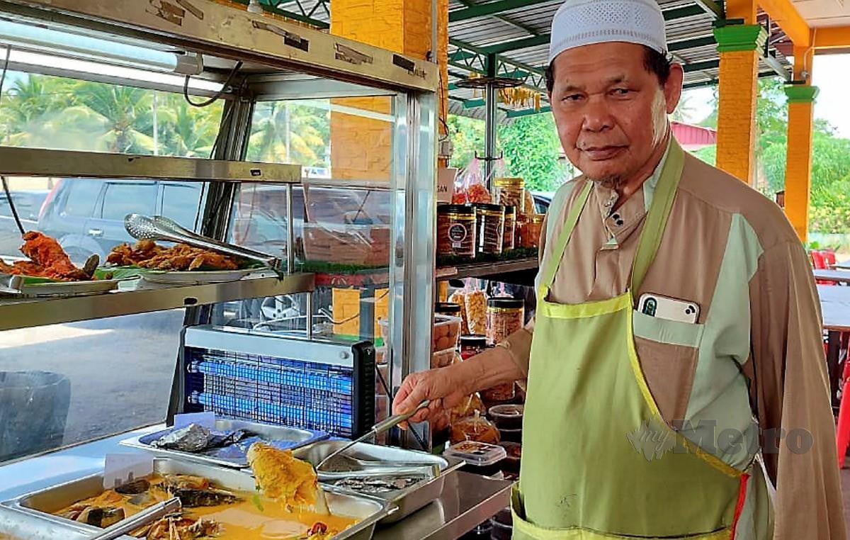 Pemilik Restoran Tok Gajah, Abd Rahman Ibrahim di Temerloh menunjuk gulai ikan krai yang dijual.