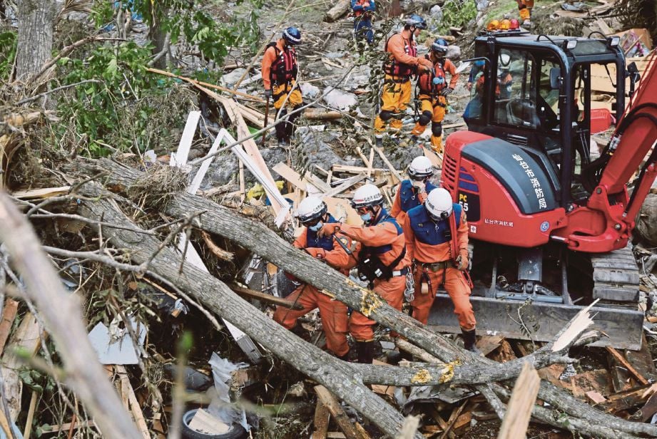 GAMBAR yang dirakam kelmarin menunjukkan pasukan penyelamat mencari mangsa Taufan Lionrock di Iwaizumi. - Reuters