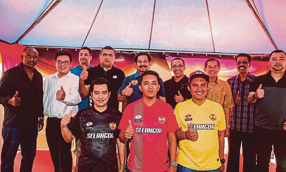   SUBAHAN   (belakang tengah) bersama barisan Exco FAS serta wakil bekas pemain Selangor, Nazzab Hidzan (tengah depan) yang diapit wakil kelab peminat memperagakan jersi baru Selangor.