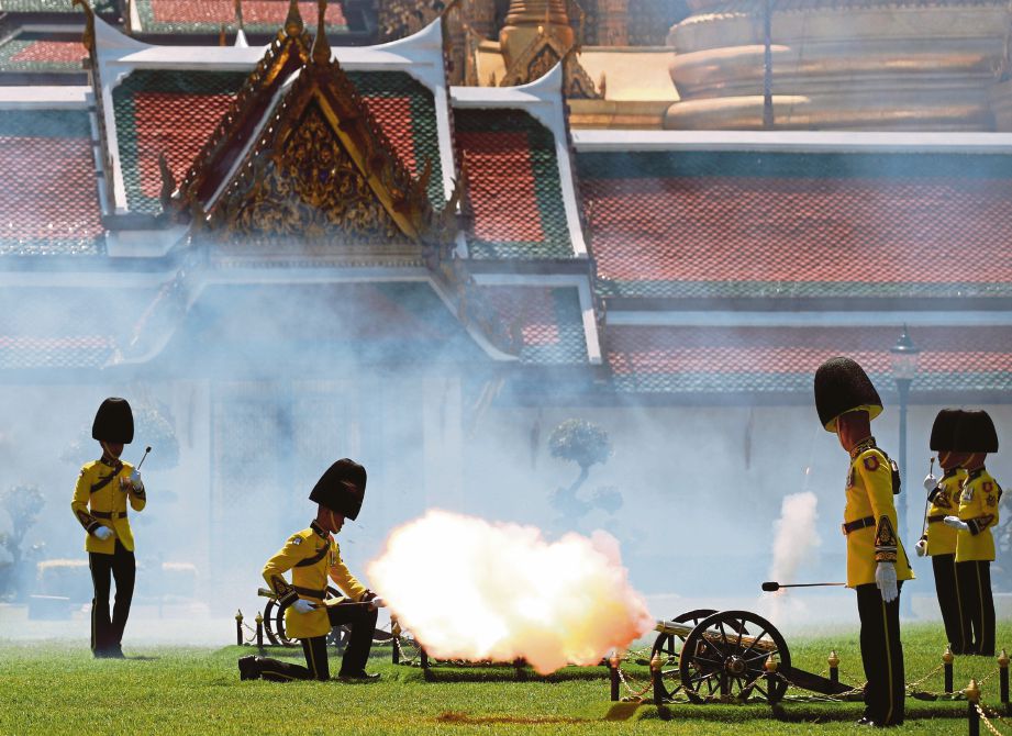 PENGAWAL diraja melepaskan tembakan meriam  menandakan mulanya istiadat pertabalan Raja Maha Vajiralongkorn di luar Istana Besar. FOTO  EPA