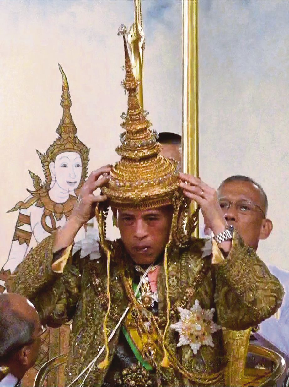 RAJA Thailand, Maha Vajiralongkorn memakai mahkota yang dikenali sebagai Mahkota Besar Kejayaan. FOTO AFP