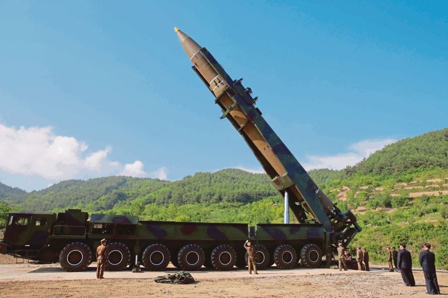 GAMBAR menunjukkan peluru berpandu balistik rentas benua Korea Utara, Hwasong-14 disiapkan sebelum dilancarkan, semalam.  - EPA