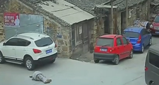 RAKAMAN CCTV menunjukkan mangsa terbaring tanpa dihiraukan orang ramai.