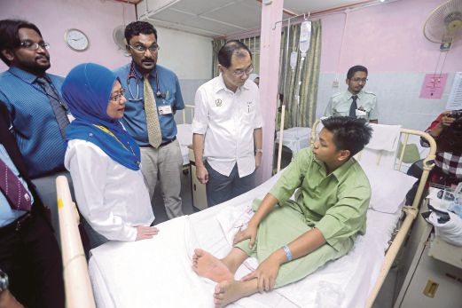 DR Mah   (dua dari kanan) bersama Dr Juita (kiri)  melawat  murid yang  keracunan makanan di Hospital Tapah. 