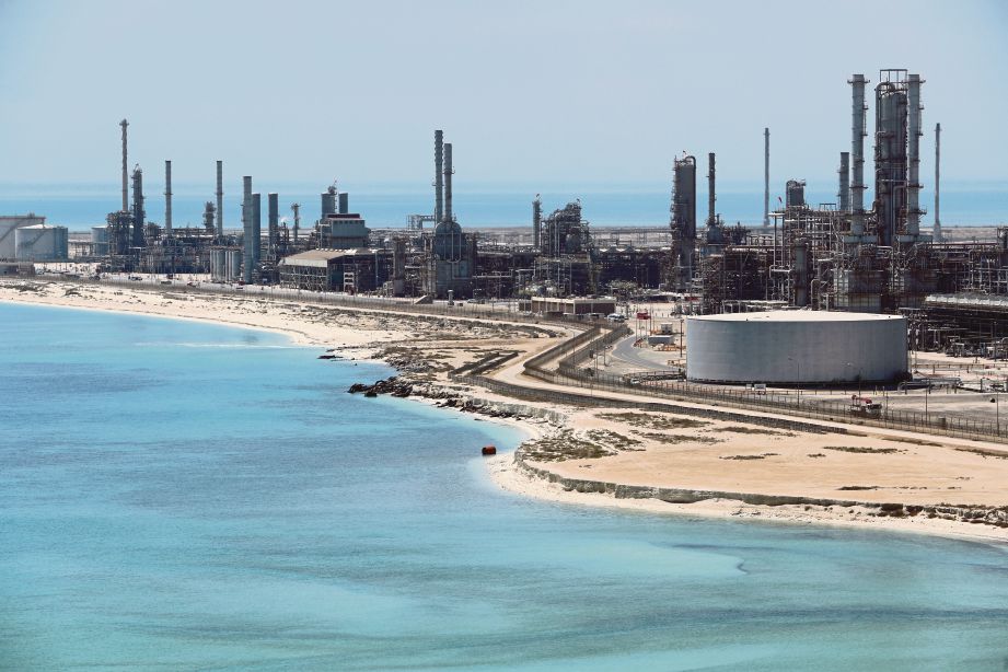 LOJI penapis dan terminal minyak  milik Saudi Aramco di Ras Tanura, Arab Saudi. FOTO Reuters