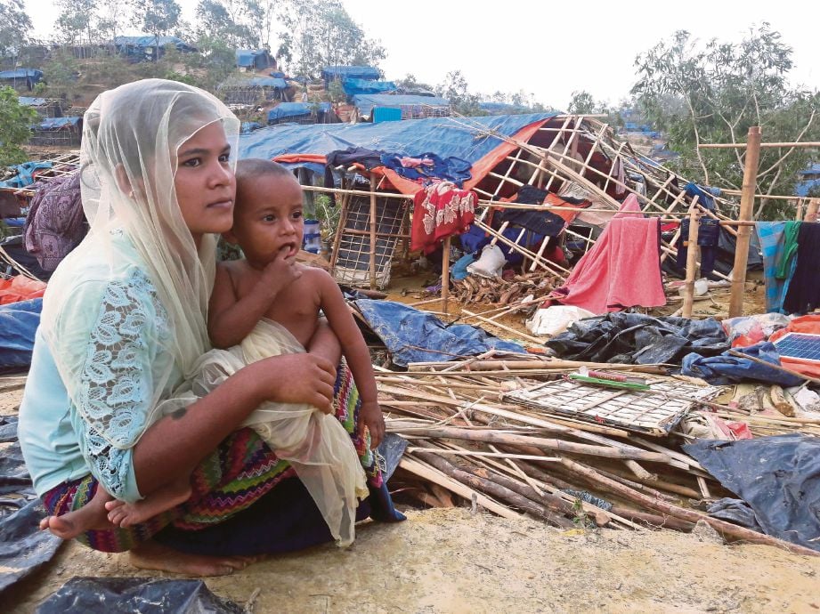 PELARIAN Rohingya termenung mengenang nasib mereka.