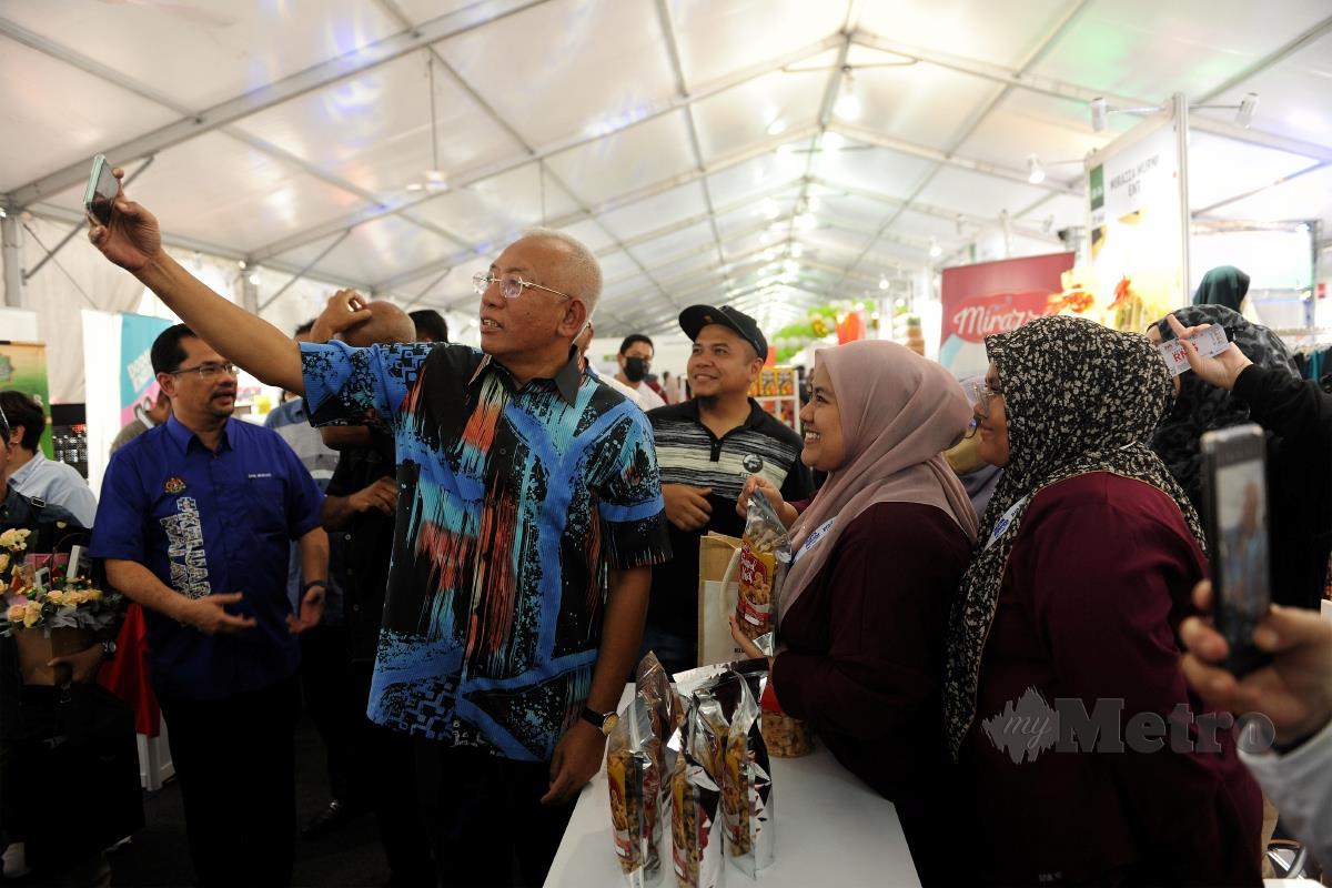 MENTERI Pembangunan Luar Bandar Datuk Seri Mahdzir Khalid bersama usahawan yang menyertai Jelajah AKM Kedah.