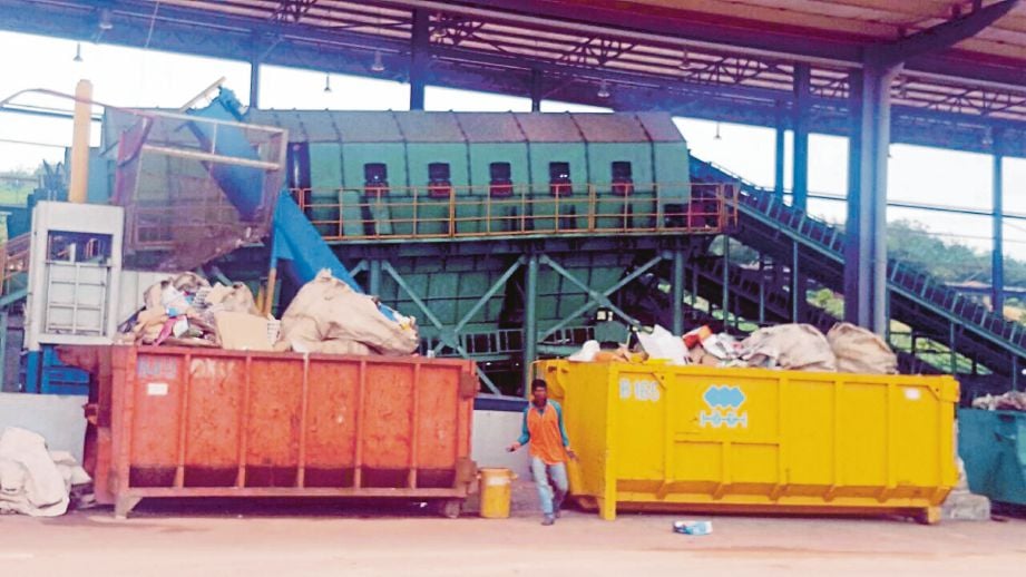 TAPAK pelupusan sampah sanitari Sungai Udang. 