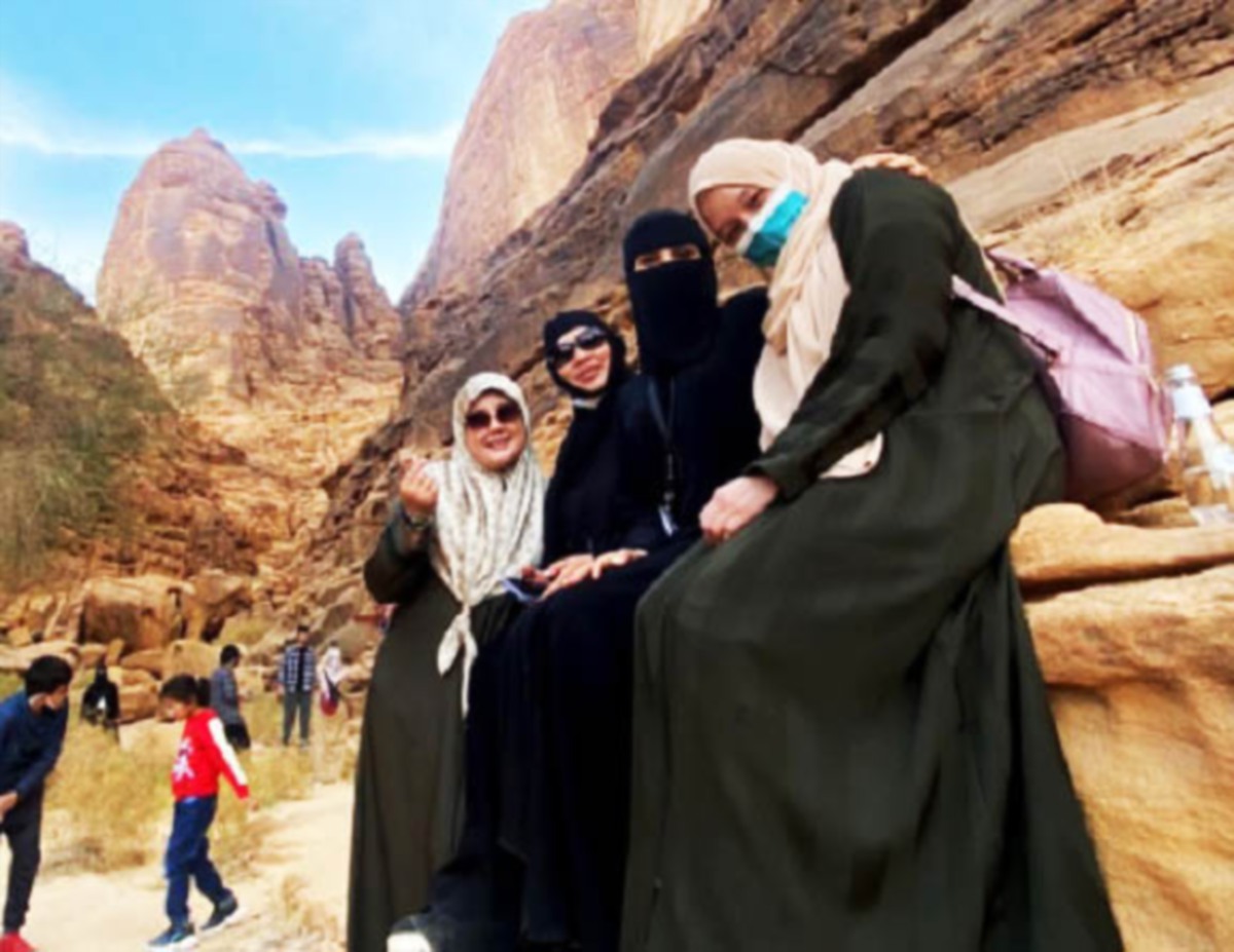 NORDIANA (kiri) bersama Asni (dua dari kiri) ketika mengunjungi tempat bersejarah di Al-Ula.