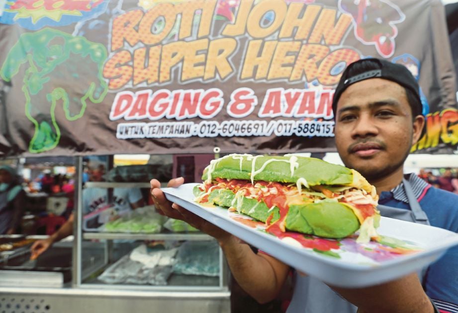 RIZUAN menunjukkan Roti John Hulk yang dijual di gerainya di Bazar Ramadan Presint 3, Putrajaya. 