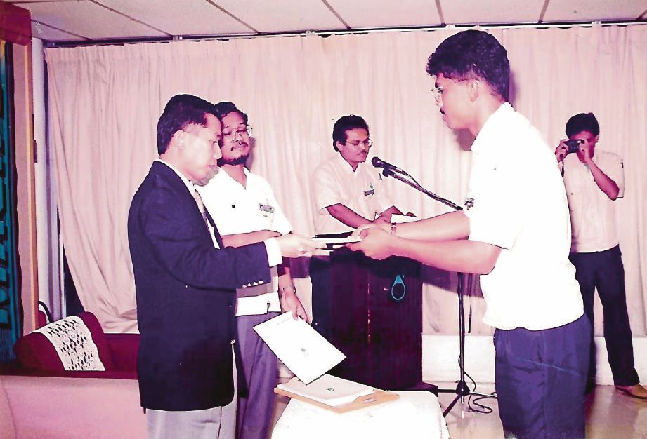 SHAIDI (kanan) menerima sijil penyempurnaan kursus pengurusan.