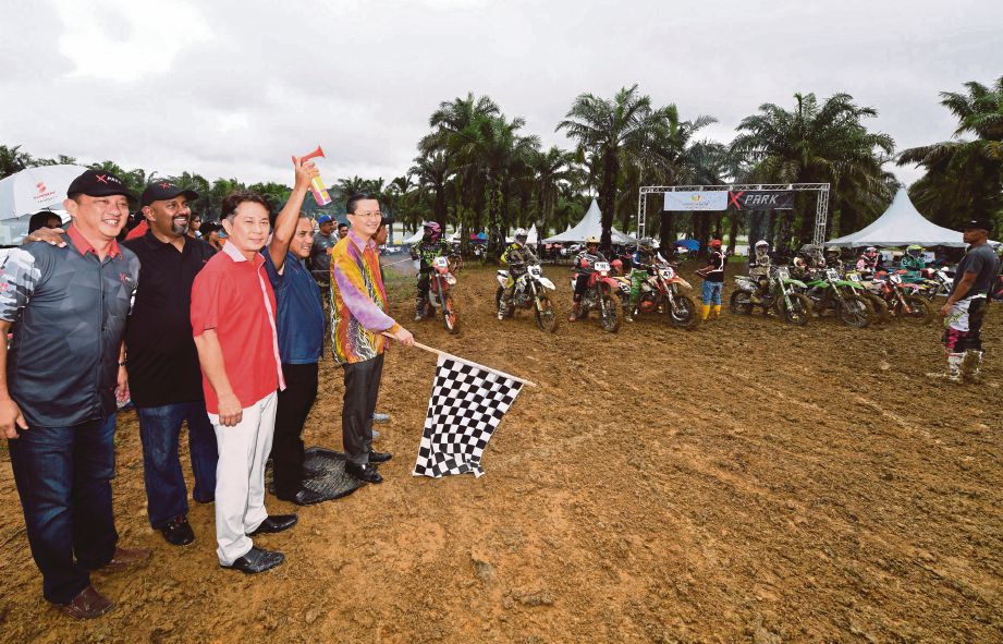 TEE (kanan) melepaskan peserta lumba motorcross di Iskandar Puteri, semalam.