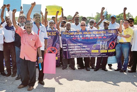  SEBAHAGIAN ahli Persatuan Pemandu Teksi Daerah Klang membuat perhimpunan aman membantah kegiatan kereta sapu di Kompleks Sukan Pandamaran, Pelabuhan Klang. 