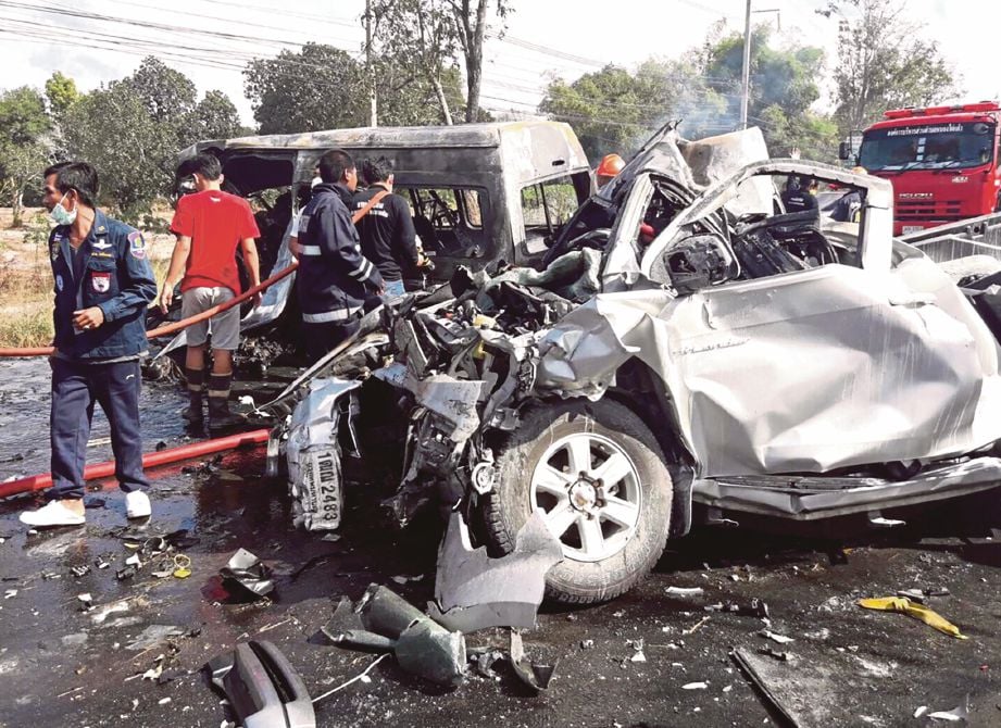 GAMBAR fail menunjukkan pasukan penyelamat memeriksa dua kenderaan selepas kemalangan di wilayah Chonburi yang menyebabkan 25 orang mati pada 2 Januari lalu.  - EPA 