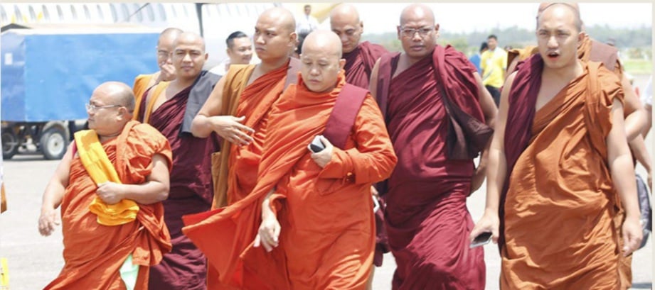 Wirathu (depan) dan rombongannya di lapangan terbang Sittwe untuk ke Rakhine, semalam. - Agensi 