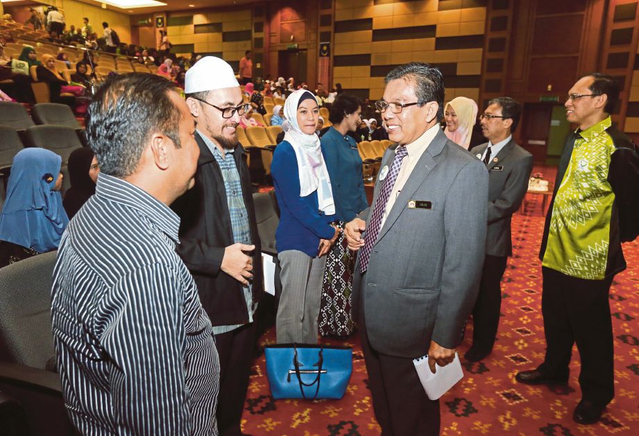 TIMBALAN Menteri Kesihatan, Datuk Seri Dr Hilmi Yahaya (depan, kanan) beramah mesra dengan penerima organ, semalam. 