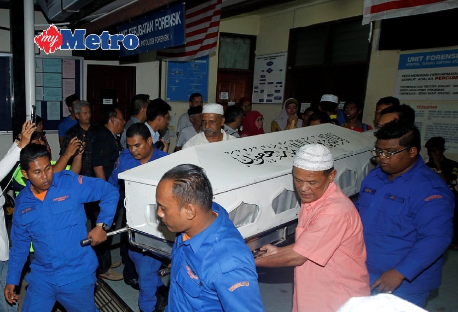 Anggota pasukan keselamatan bersama orang ramai mengusung jenazah dua beradik antara 3 kanak-kanak di Hospital Tengku Ampuan Afzan (HTAA). FOTO Muhd Asyraf Sawal